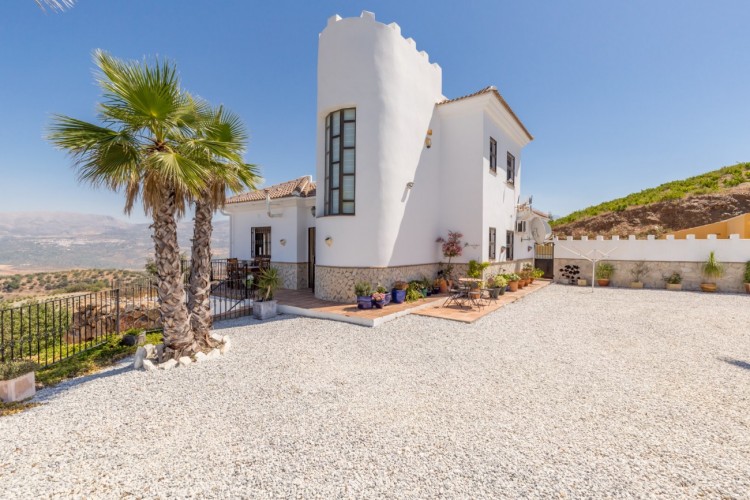 4 Bed Houses/Villas for sale in Málaga, Spain - DG1724